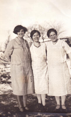 Thanksgiving 1928 - Grace, Mabel, Gertrude